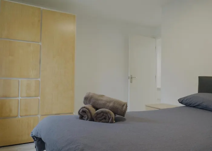 Lovely Modern 2 Bed Flat With Parking, Close To City Centre