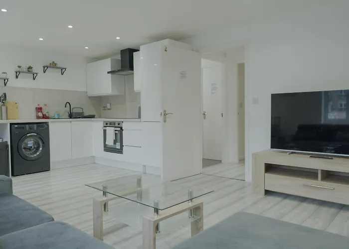 Lovely Modern 2 Bed Flat With Parking, Close To City Centre