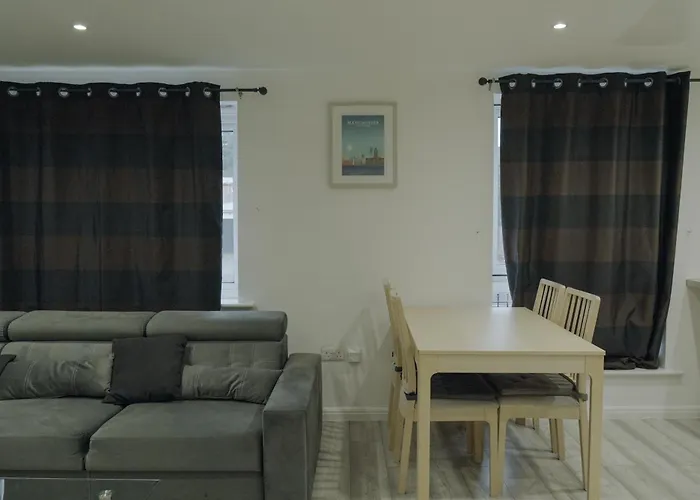 Lovely Modern 2 Bed Flat With Parking, Close To City Centre