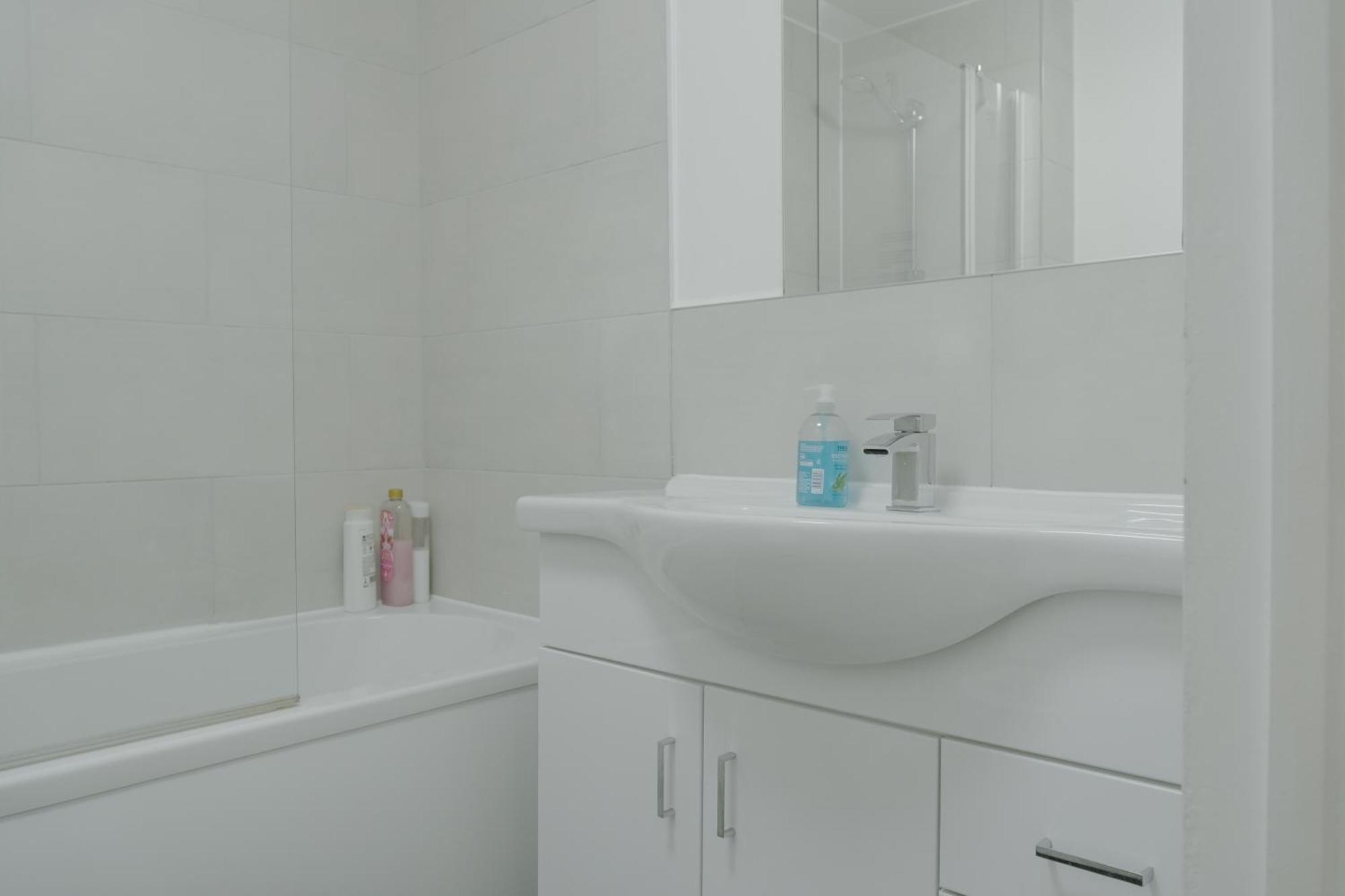 Lovely Modern 2 Bed Flat With Parking, Close To Centre Appartamento *