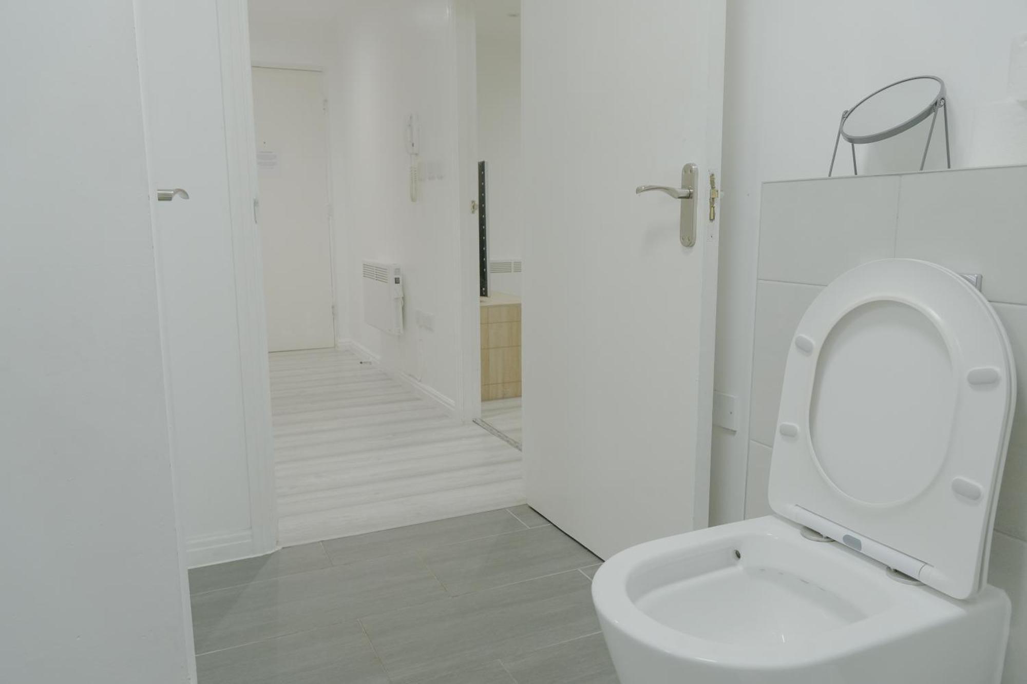 Lovely Modern 2 Bed Flat With Parking, Close To Centre Appartamento *